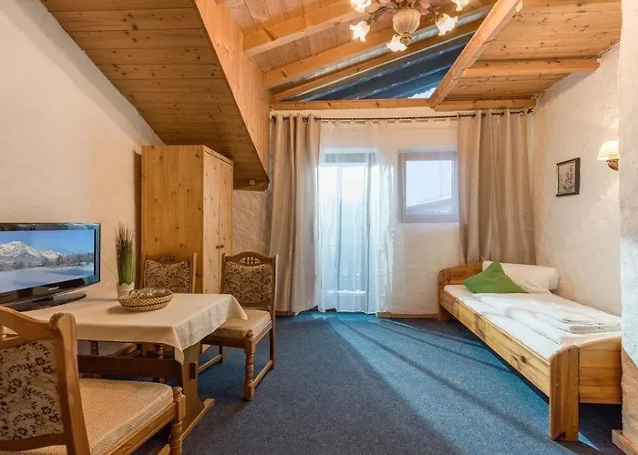 Konrad לינה וארוחת בוקר 3*